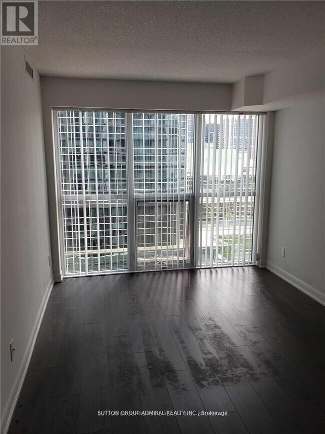 Building Photo - 5162 Yonge St
