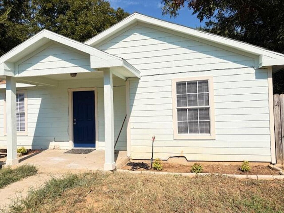 Foto principal - Two Homes / One Lot / Versatile Uses / Rem...