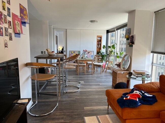 Foto del edificio - 2400 N Lakeview Ave