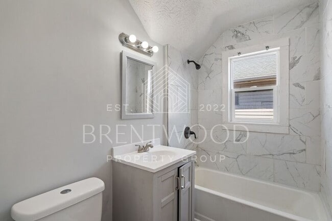 Building Photo - 601 N Oxford St