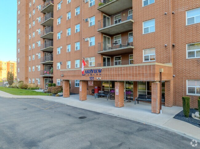 Photo du bâtiment - Lakeview Towers Residences