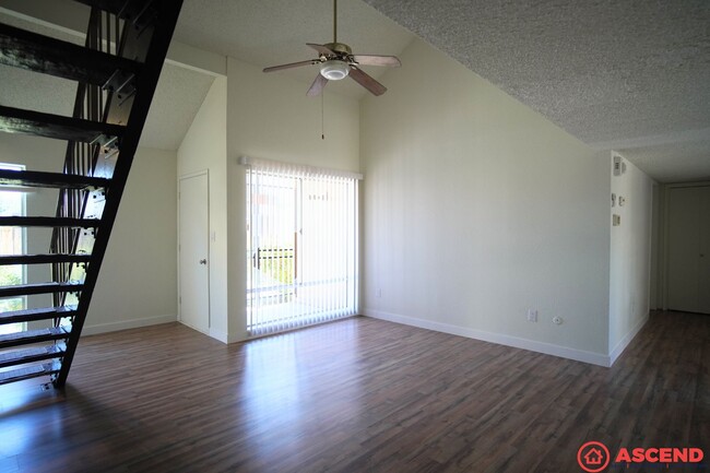 Building Photo - Cute Apartment Located in the Southwest!