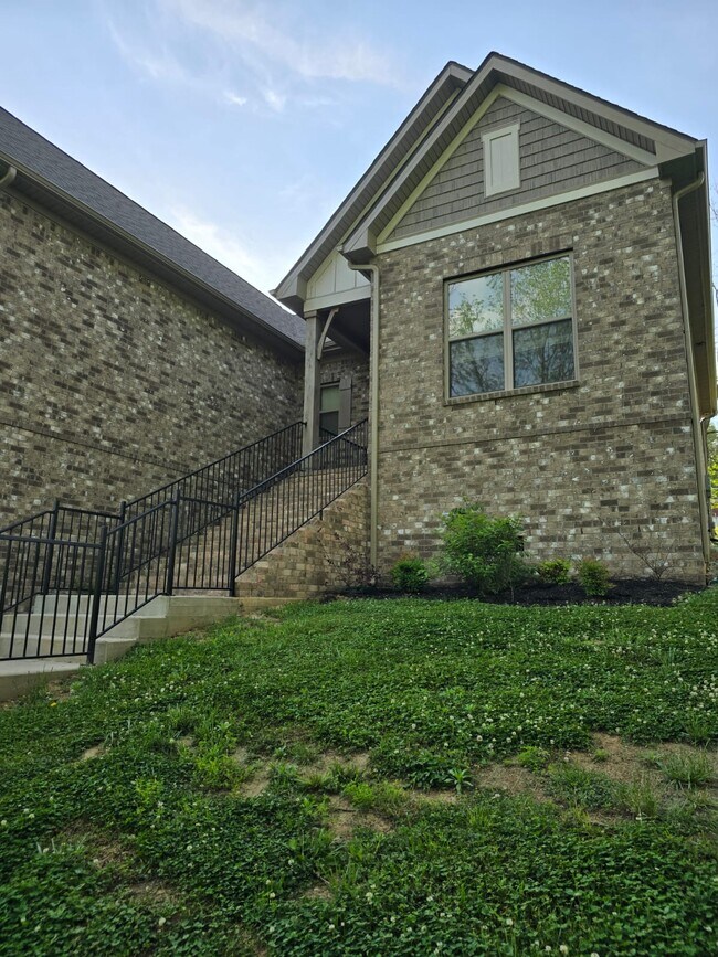 Building Photo - 3122 Burts Xing