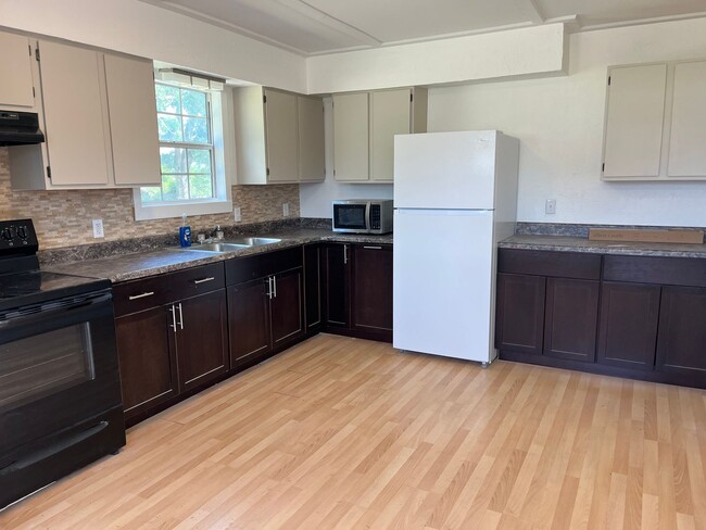 Building Photo - Charming Updated 2-Bedroom Home on 1 Acre ...