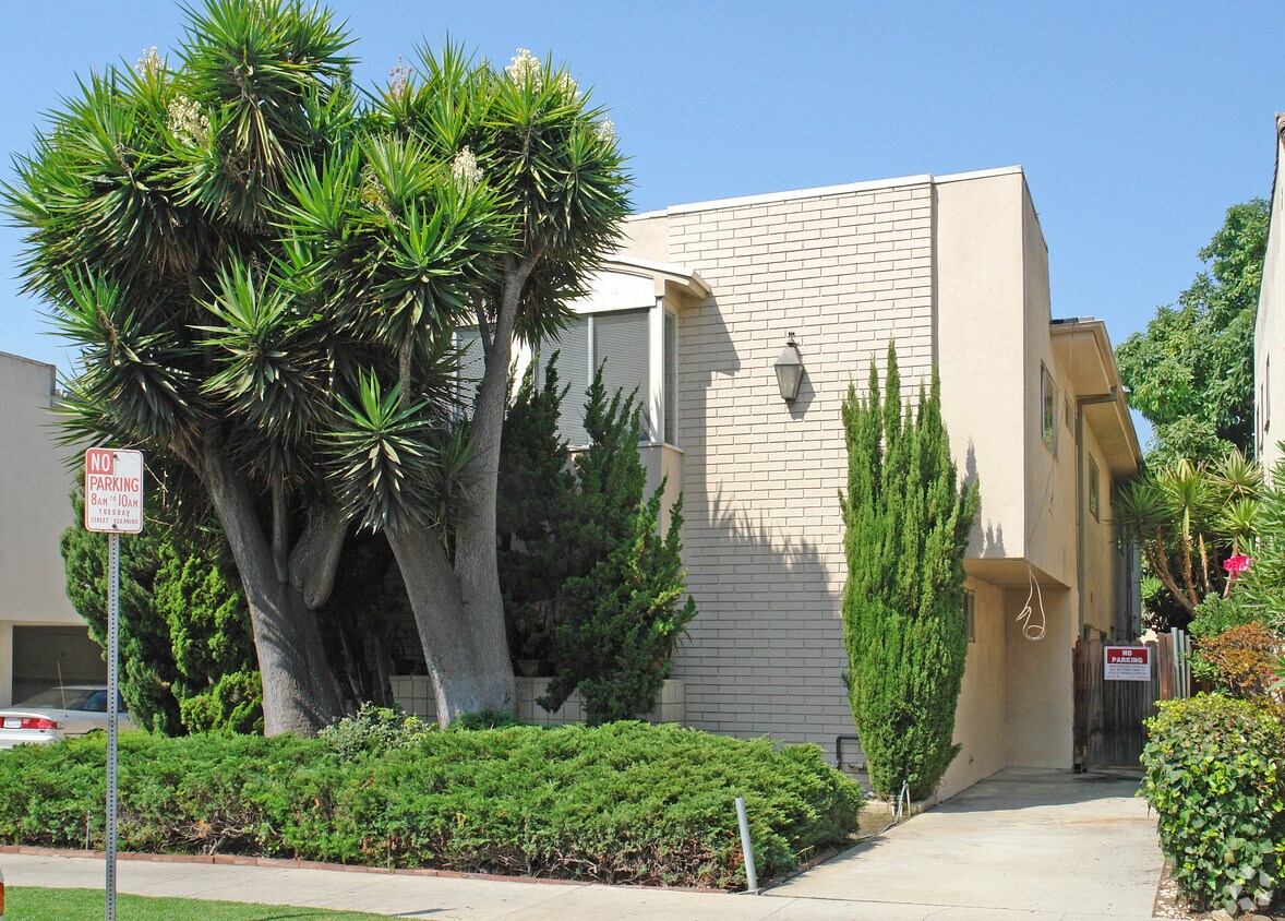 Building Photo - 1017 N Croft Ave