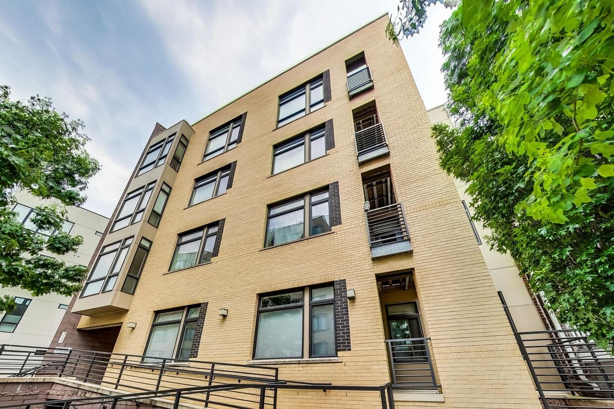 Foto principal - Gorgeous 2 bedroom 2 bath condo just steps...
