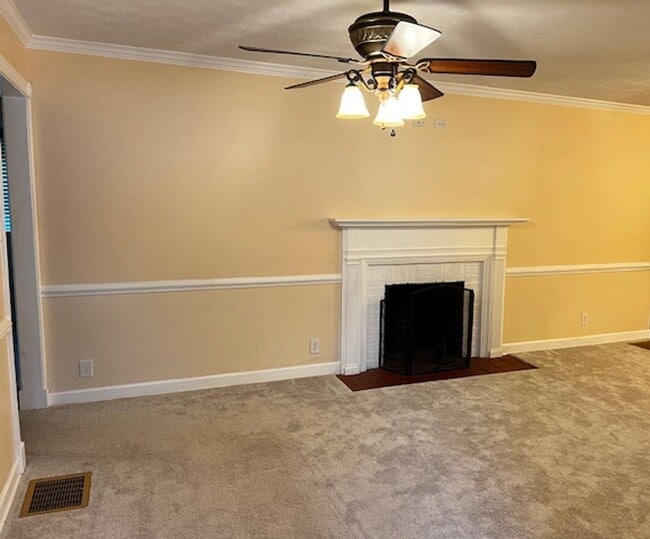 Building Photo - Maryville 37803 - Upstairs only -  4 & 1.5 baths - Contact Troy Adams (865) 233-6949