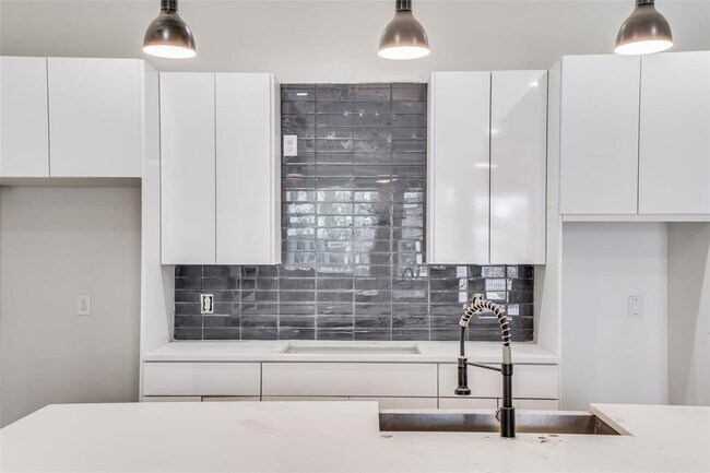 Foto del edificio - 729 Rainwater Rd