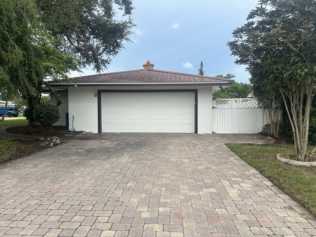 Building Photo - 2450 Mineola Dr N