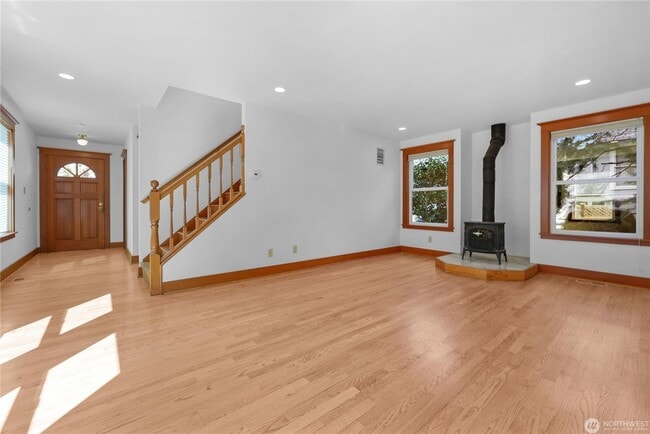 Building Photo - 3 bedroom 2.5 bathroom single family house...
