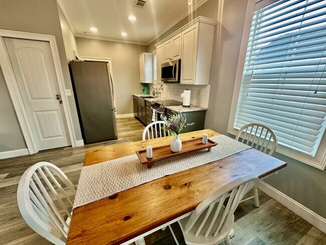 Foto del edificio - One Bedroom Furnished Garage Apartment in Bluffton Park!