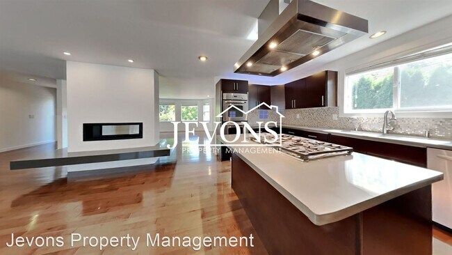 Foto del edificio - 3 br, 2 bath House - 9051 36th Ave SW