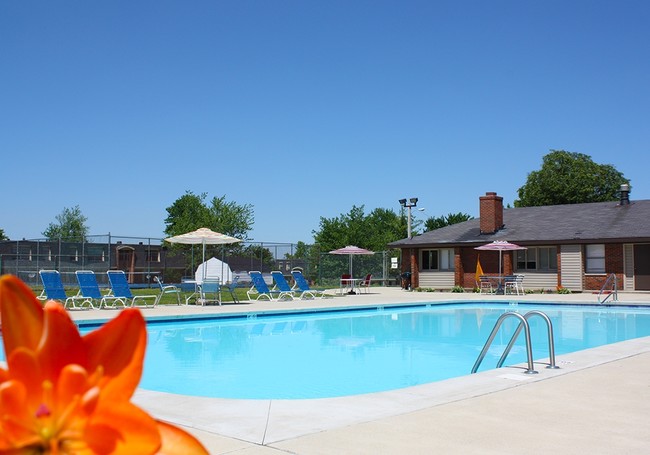 Piscina refrescante y terraza - Forest Park Apartments