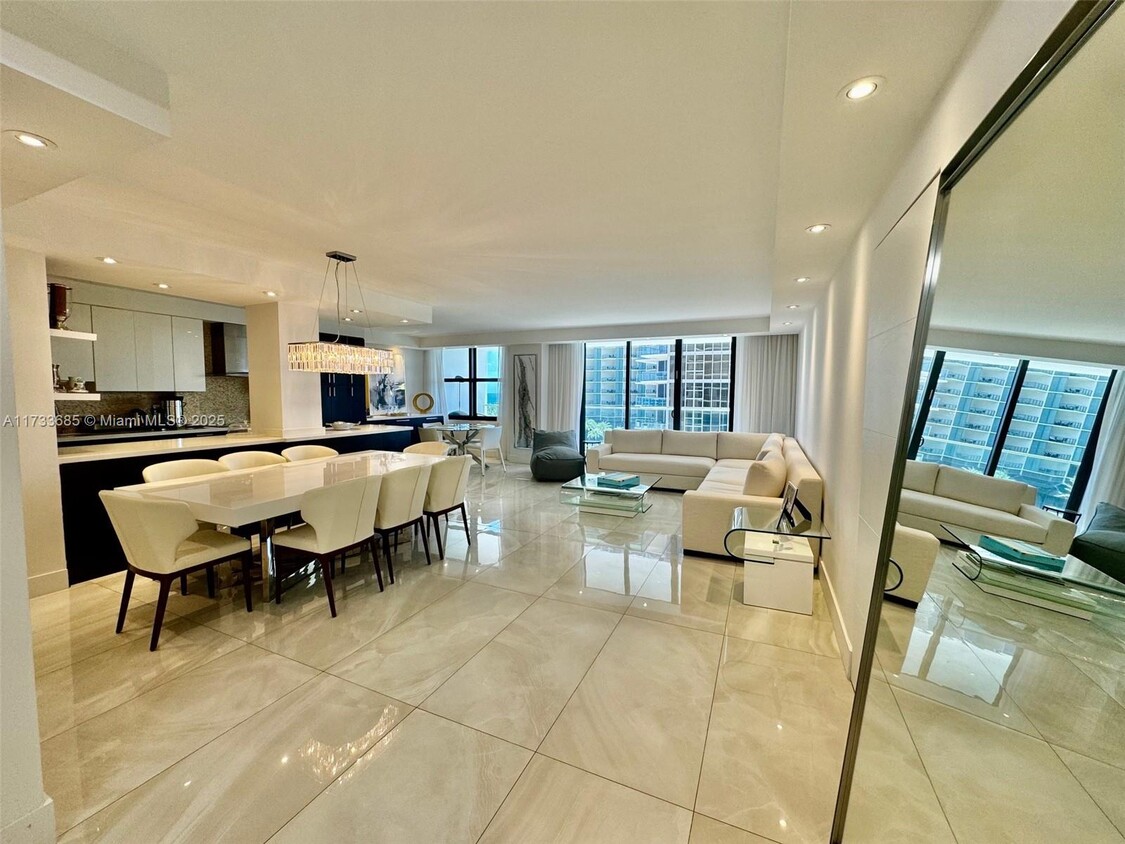 Foto principal - 9801 Collins Ave