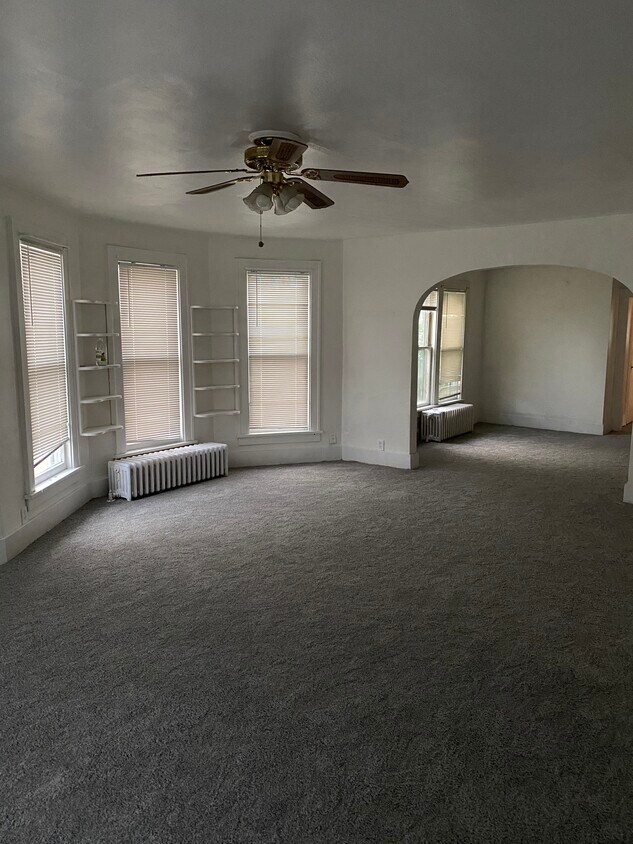Primary Photo - 116 E 10th St