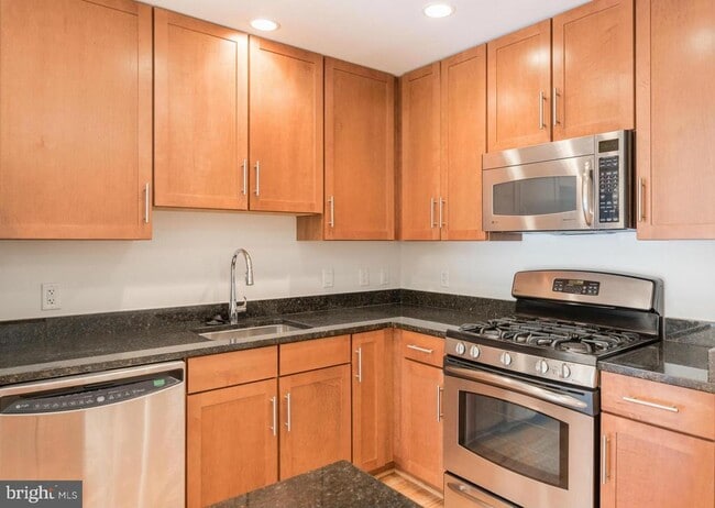 Building Photo - 525 N Fayette St
