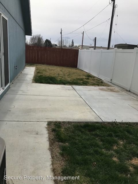 Building Photo - 590 NE Willow Ct