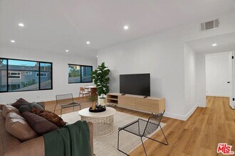 Building Photo - 950 Havenhurst Dr