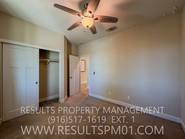 Foto del edificio - Gorgeous Former Model 4 Bed 3 Bath Woodland