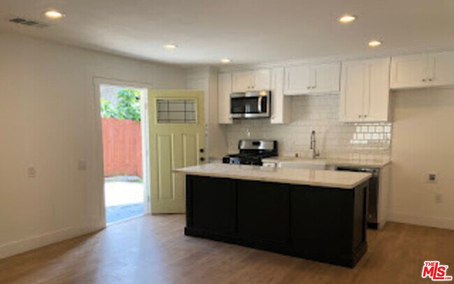 Building Photo - 2846 Delevan Dr