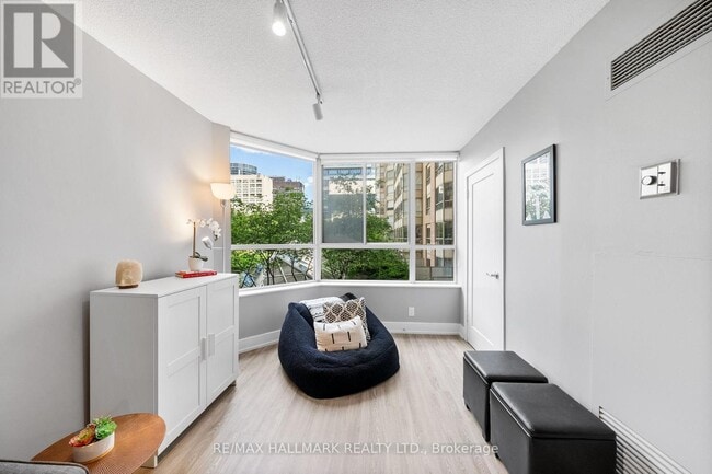 Building Photo - 711 Bay St.