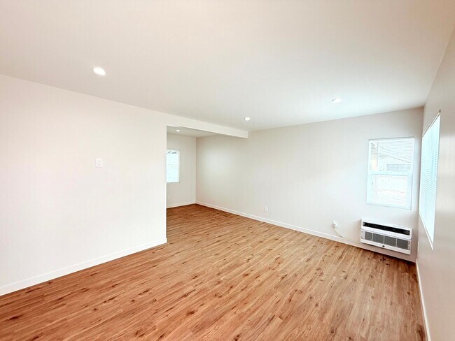 Foto del edificio - 2302-2306 N Frederic St