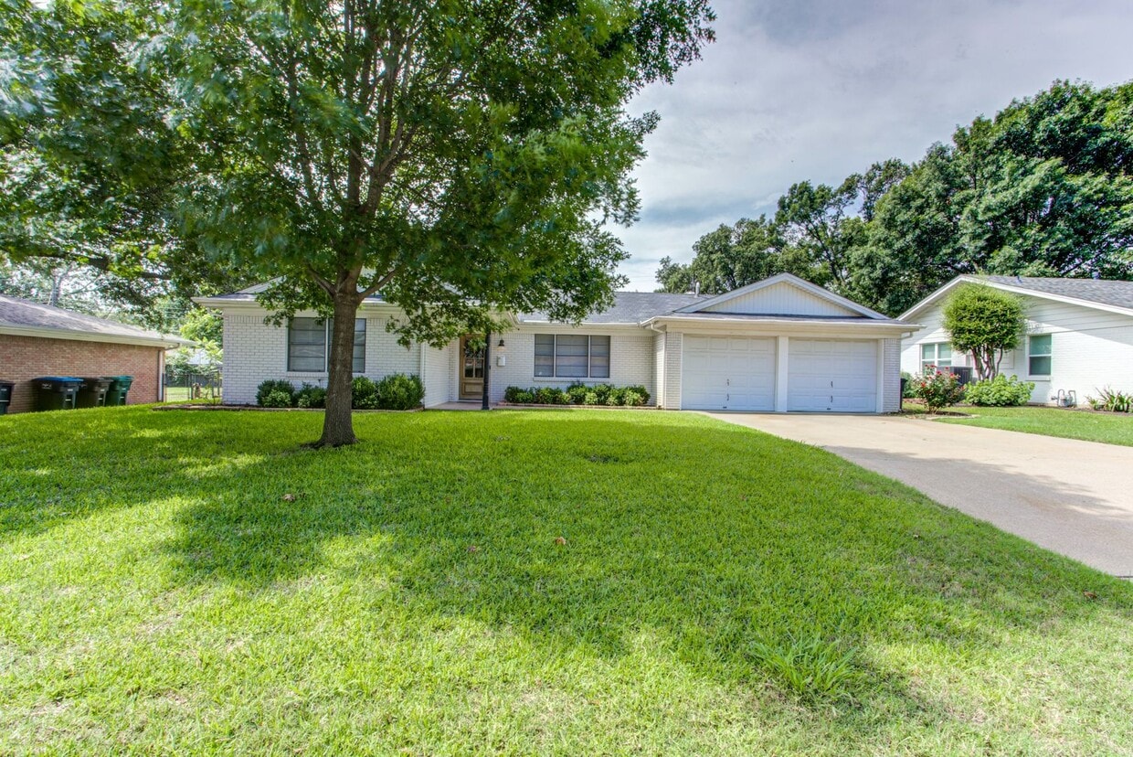 Primary Photo - Charming Ranch Style Home