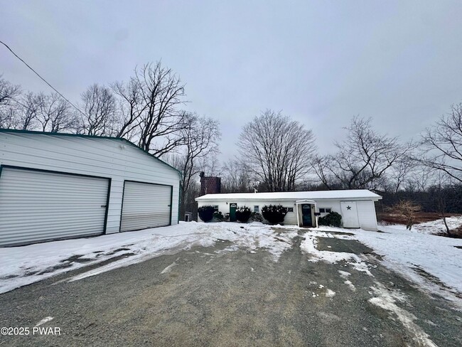 Building Photo - 2566 Easton Turnpike