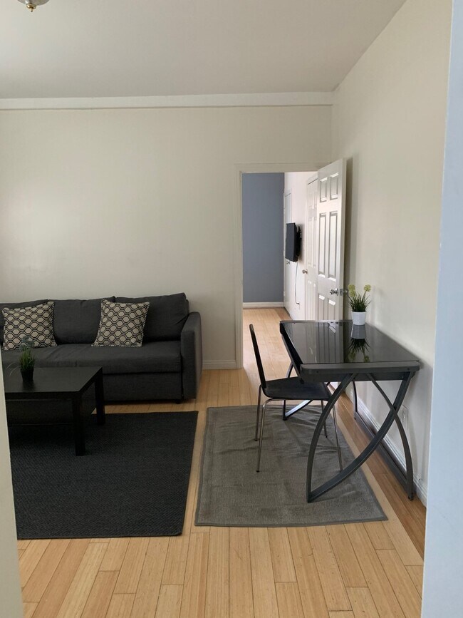 Livingroom - 1400 W Olympic Blvd