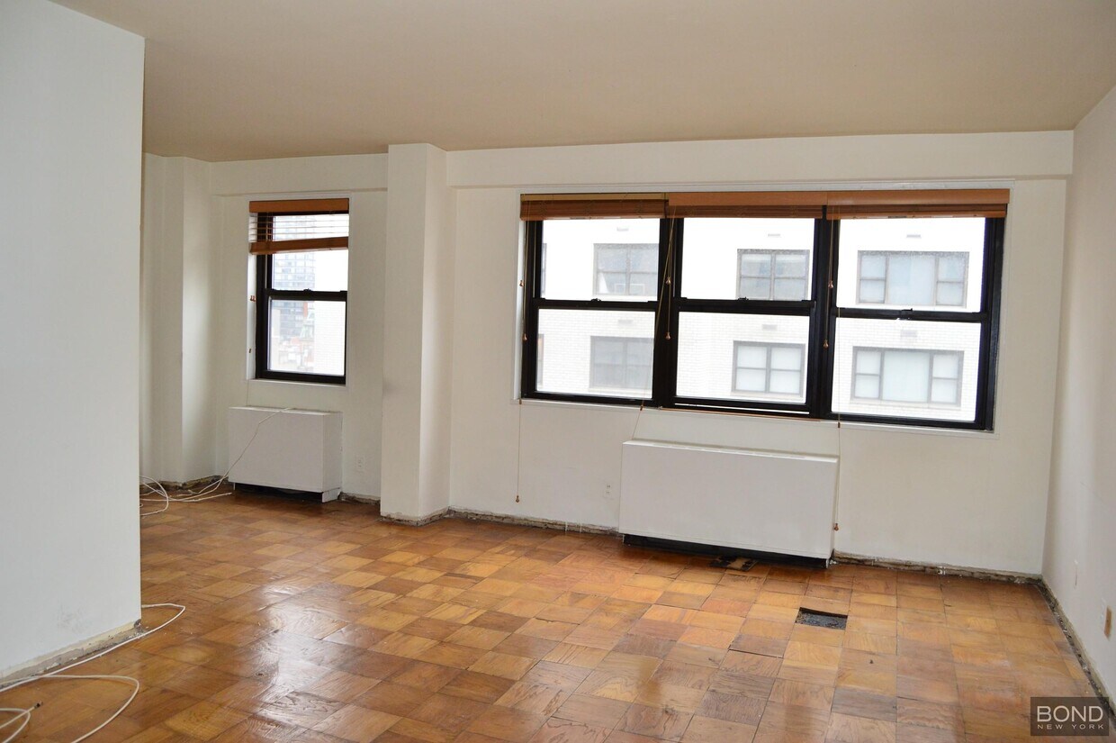 Building Photo - 400 E 89th St