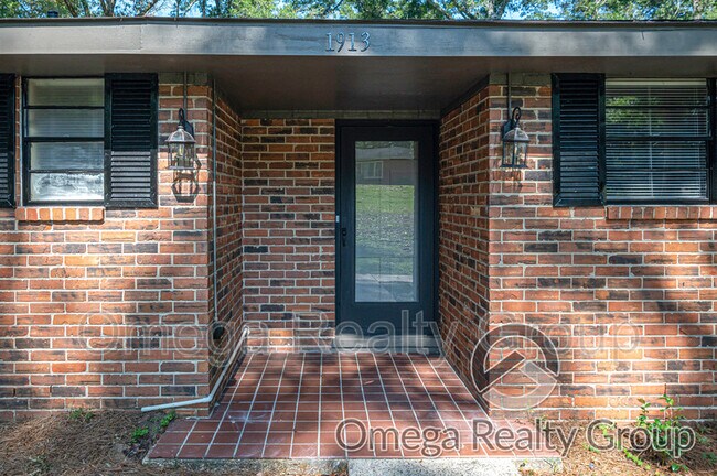 Foto del edificio - 1913 Forest Oaks Dr W