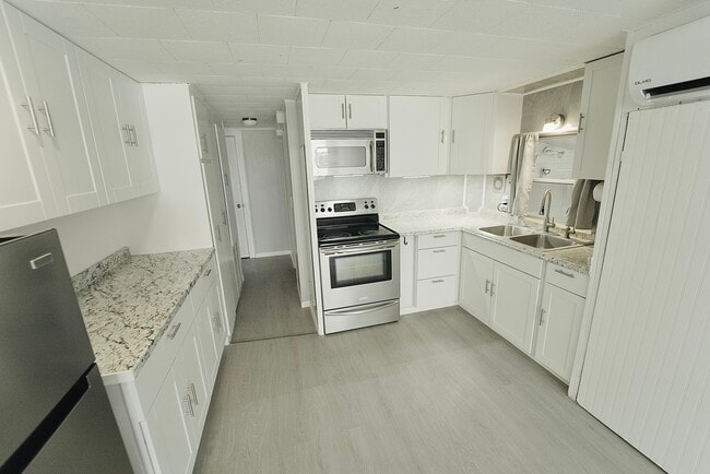 Building Photo - 8520 SW 18th Ct