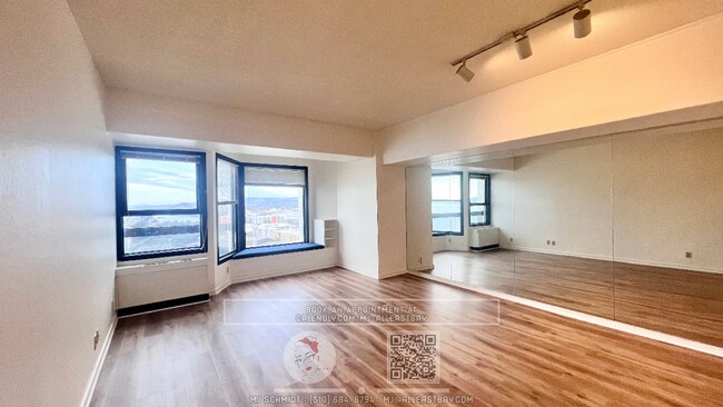 Foto del edificio - 6363 Christie Ave