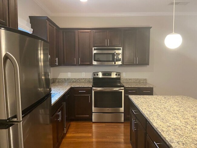Foto del edificio - Stunning 3 bed/2.5 bath townhouse with Gated Parking and Energy Efficiency