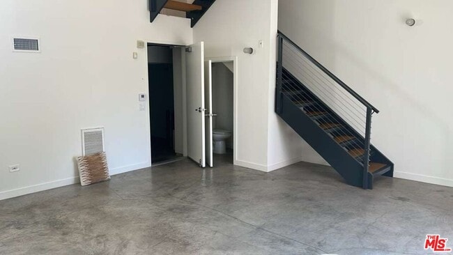 Building Photo - 800 Hampton Dr