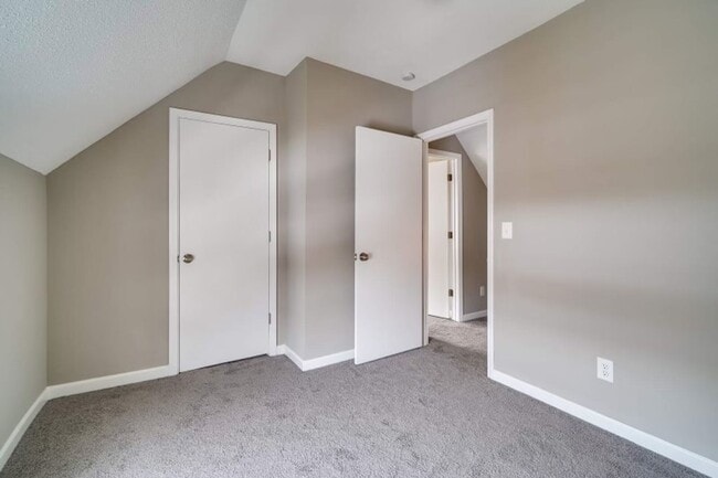 Building Photo - Newly Remodeled Mid-Century Home