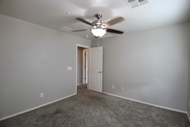 Building Photo - 3221 E Virgil Dr