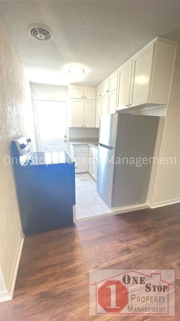 Building Photo - Beautifully Remodeled 2-bedroom, 1-bath ho...
