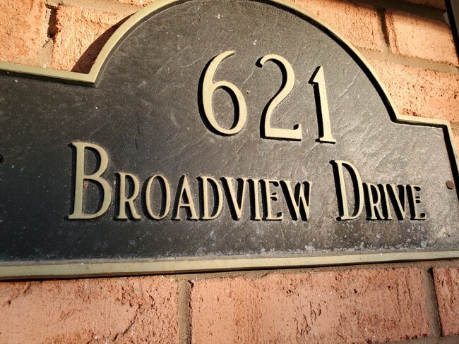 House plate - 621 Broadview Dr House