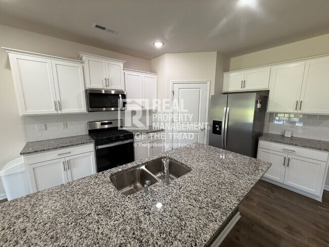 Foto del edificio - 4 Bedroom/3 Bath 2 Story House in Greensboro