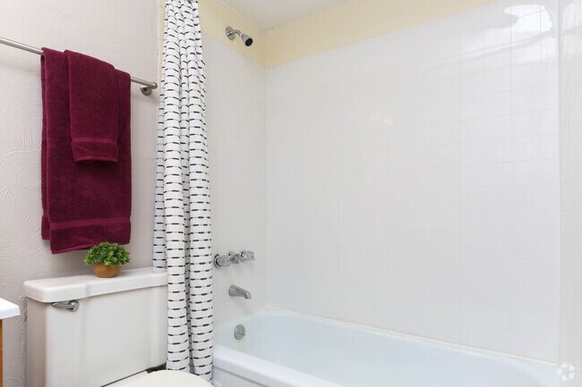 2BR, 2BA - 1,000 SF - Bathroom - Newberry Parc