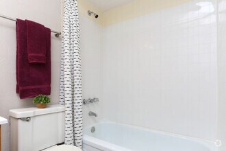 2BR, 2BA - 1,000 SF - Bathroom - Newberry Parc