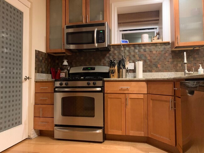 Foto del edificio - 1744 W Augusta Blvd