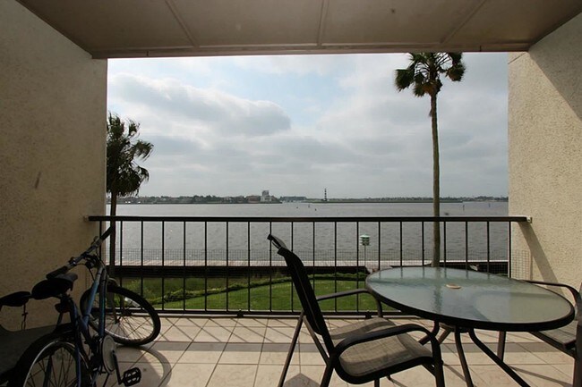 Foto del edificio - 401 Lakeside Ln