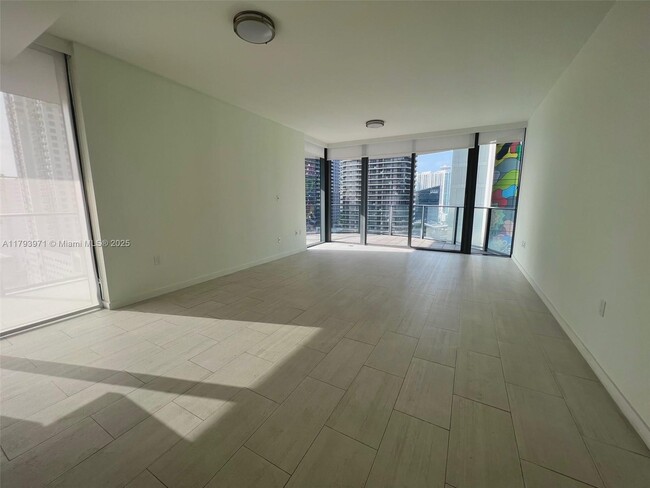 Building Photo - 1000 Brickell Plz