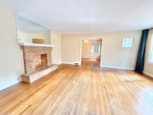 Building Photo - 2076 Azalea Cir