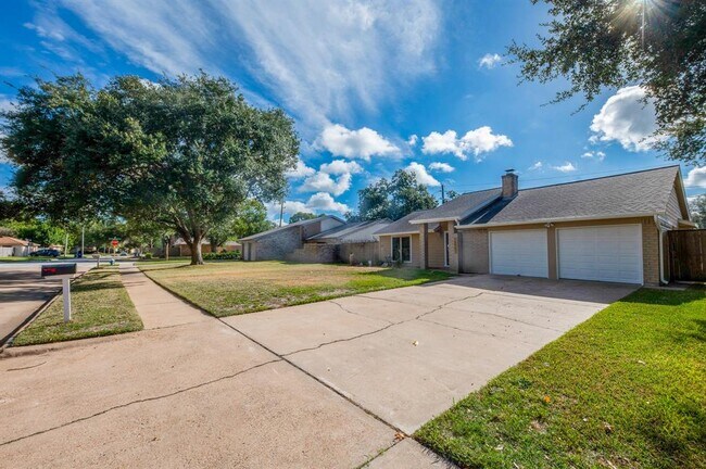 Building Photo - 15907 Boulder Oaks Dr