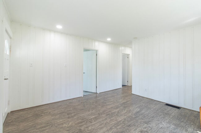 Building Photo - 38 Mohican Rd