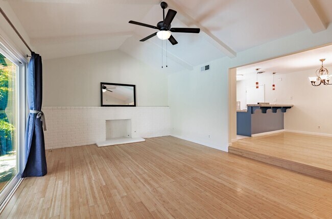 Building Photo - Charming 3-Bed, 2-Bath Single-Story Home w...