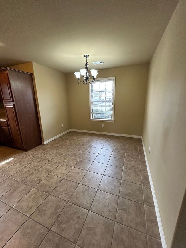 Building Photo - 1522 E 11th Cove